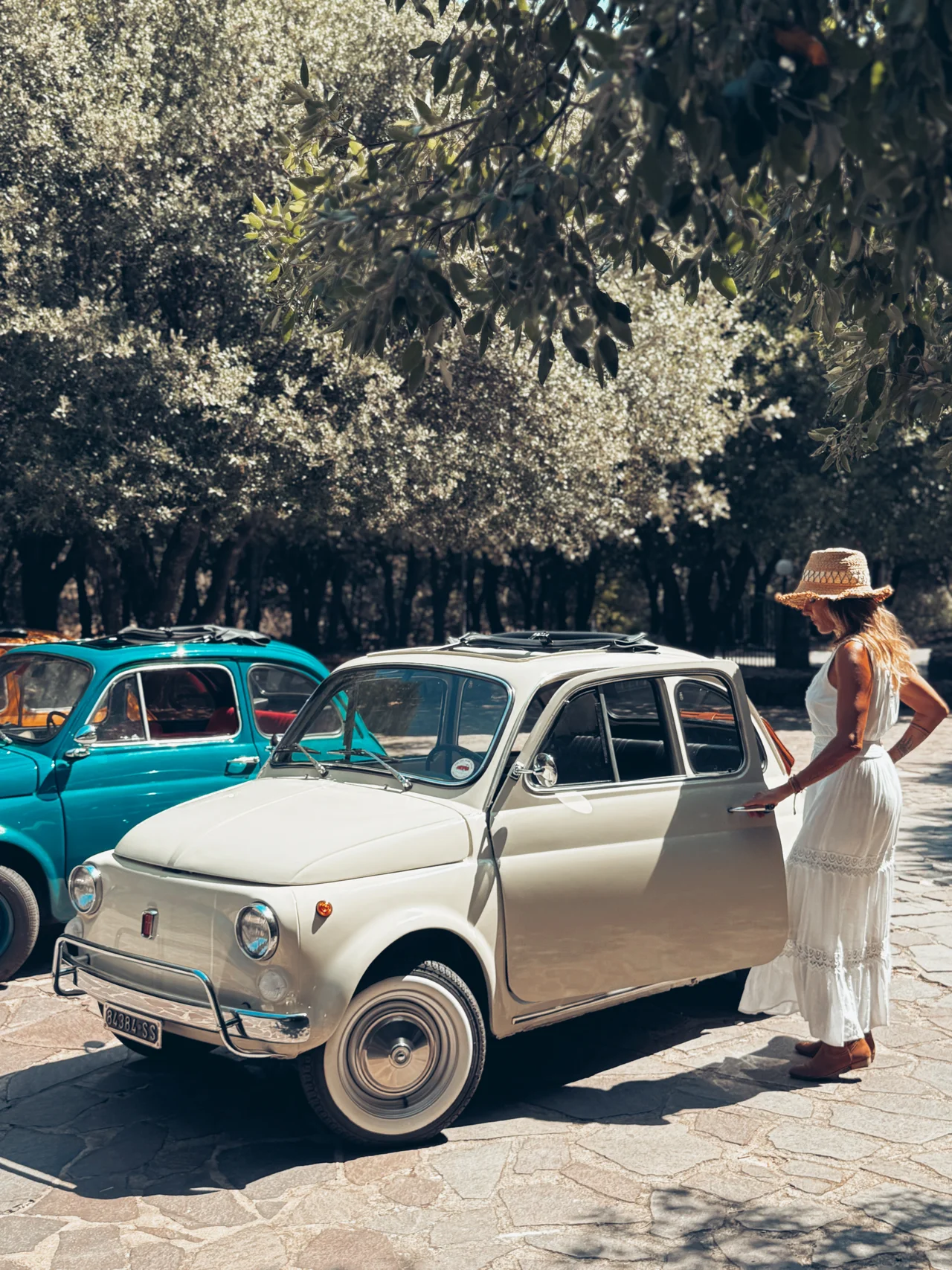 Vintage Fiat 500 cars and guests ready for a Sardinian drive